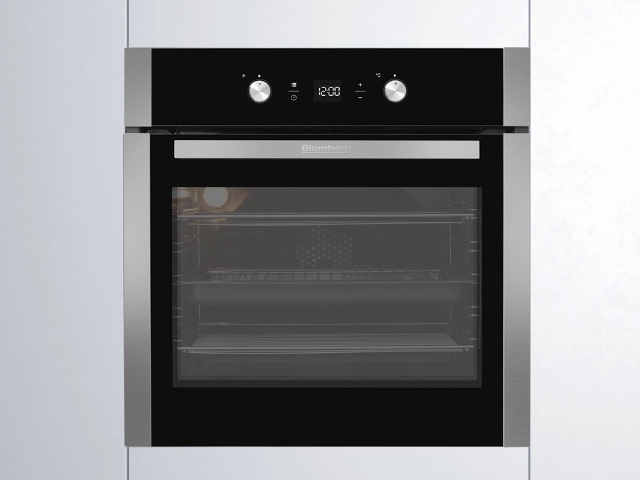Blomberg_Oven_OEN9302X_StainlessSteel_FrontClosedInSitu